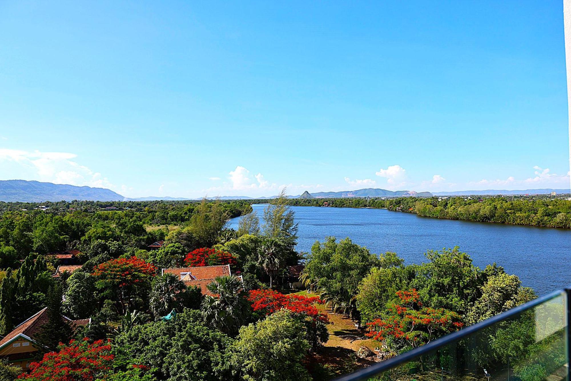 Castle Bayview Resort & Spa Kampot Ngoại thất bức ảnh